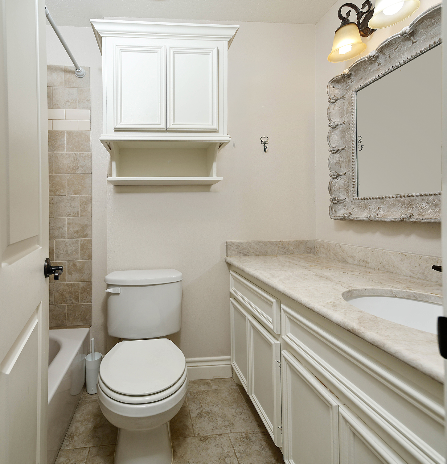 Secondary bath with tub and shower