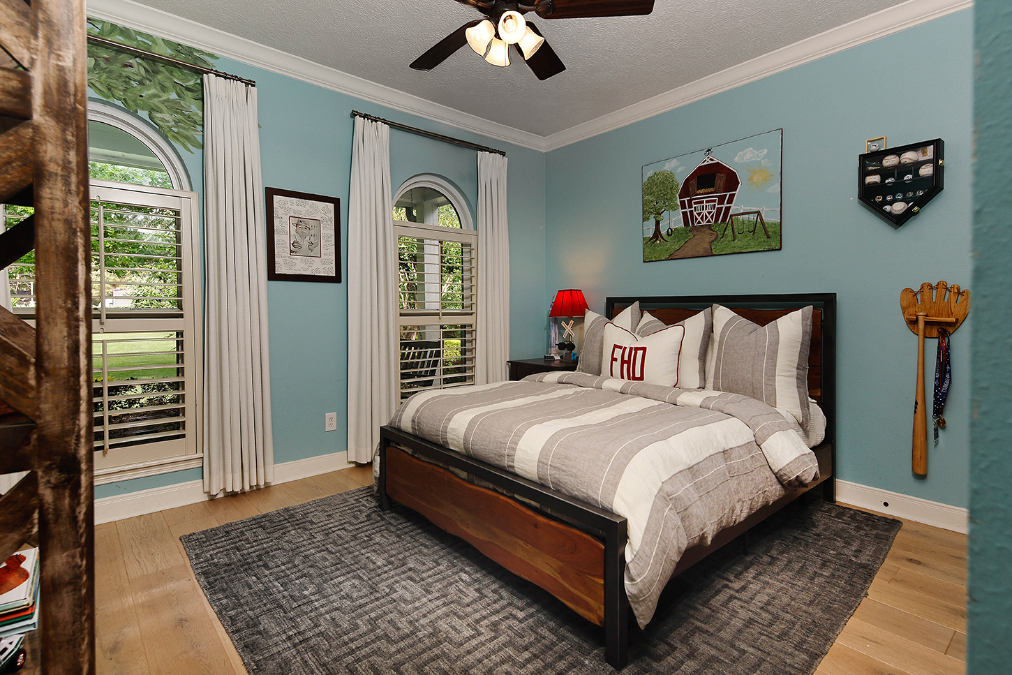 Secondary bedroom with arched windows